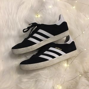 Adidas sneakers 🔥comes with free leggings🔥